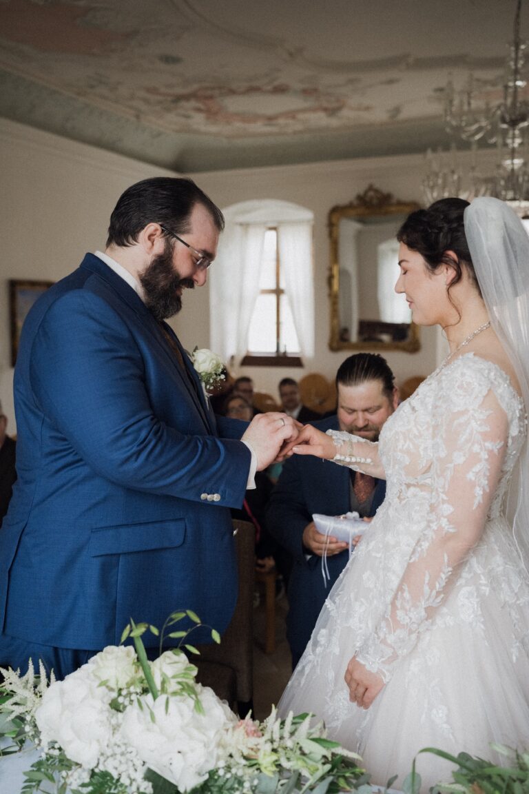 00719-florian-knusper-hochzeitsfotograf-wuerzburg-brautpaar-bei-trauung-Schloss Oberschwarzach