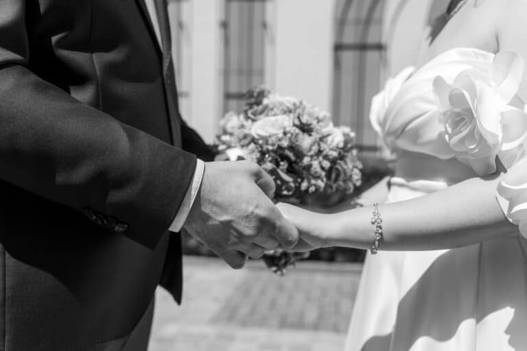 00728-2-florian-knusper-hochzeitsfotograf-wuerzburg-brautpaar-mit-blumenstrauss-hofgut hünnersdorf