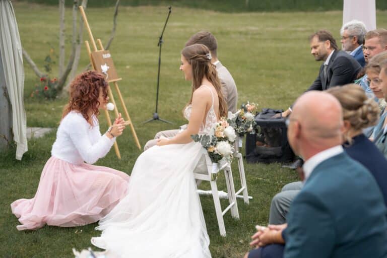 00728-florian-knusper-hochzeitsfotograf-wuerzburg-braut-im-garten-bei-trauung-Hotel Freihof Prichsenstadt