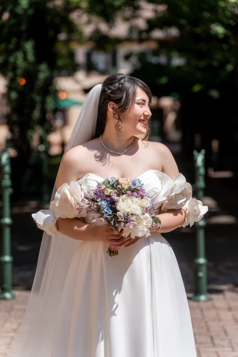 00741-florian-knusper-hochzeitsfotograf-wuerzburg-braut-mit-blumenstrauss-hofgut hünnersdorf