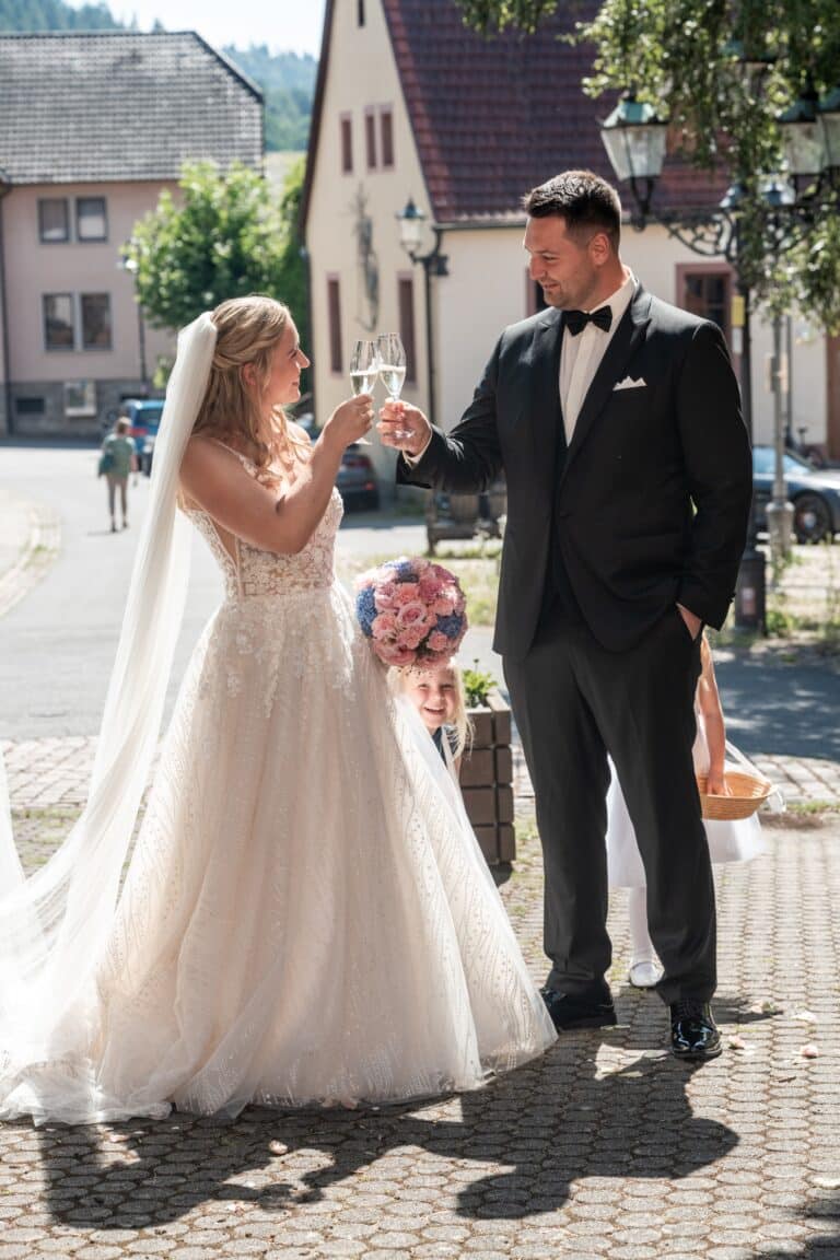 00741-florian-knusper-hochzeitsfotograf-wuerzburg-brautpaar-mit-sekt-im-freien-Kloster Bronnbach