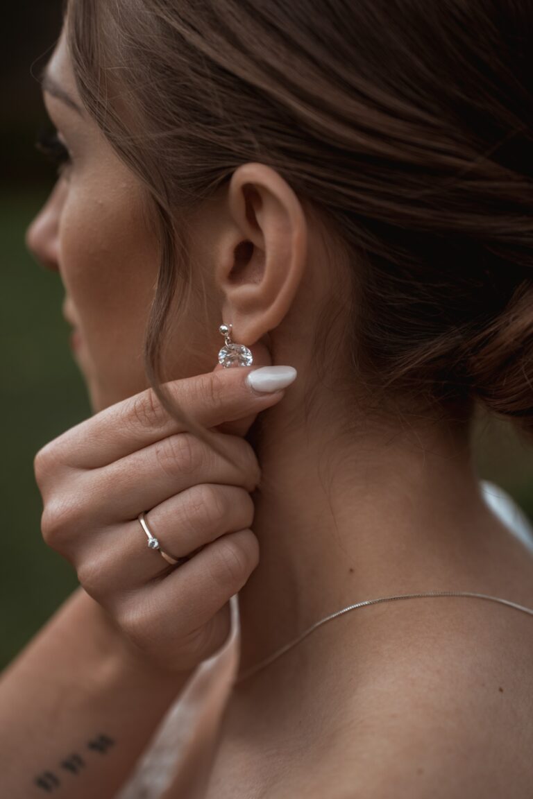 00744-florian-knusper-hochzeitsfotograf-wuerzburg-braut-mit-ohrring-Schloss Zeilitzheim