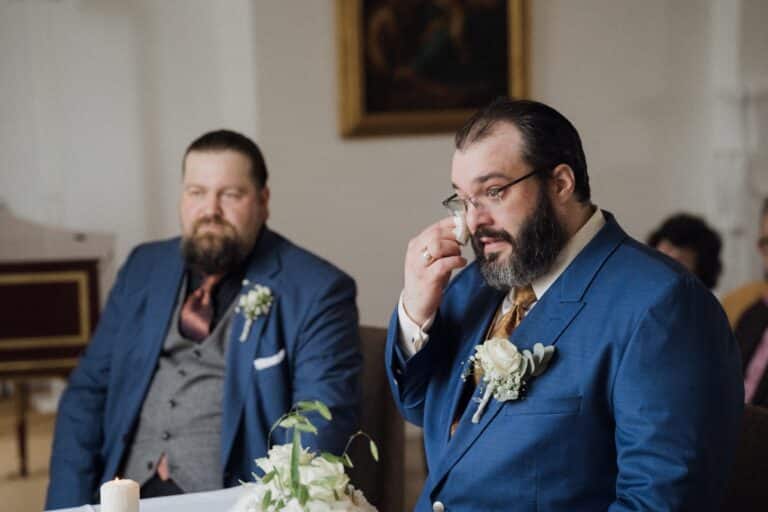 00755-florian-knusper-hochzeitsfotograf-wuerzburg-gaeste-in-festlicher-kleidung-Schloss Oberschwarzach