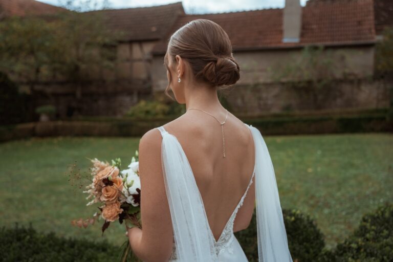 00757-florian-knusper-hochzeitsfotograf-wuerzburg-braut-mit-blumenstrauss-Schloss Zeilitzheim