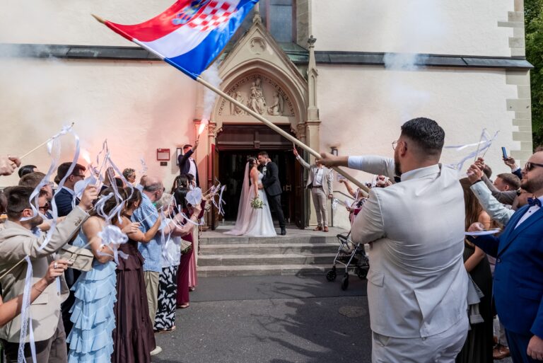 00757-florian-knusper-hochzeitsfotograf-wuerzburg-hochzeitspaar-vor-kirche-villa-oriental
