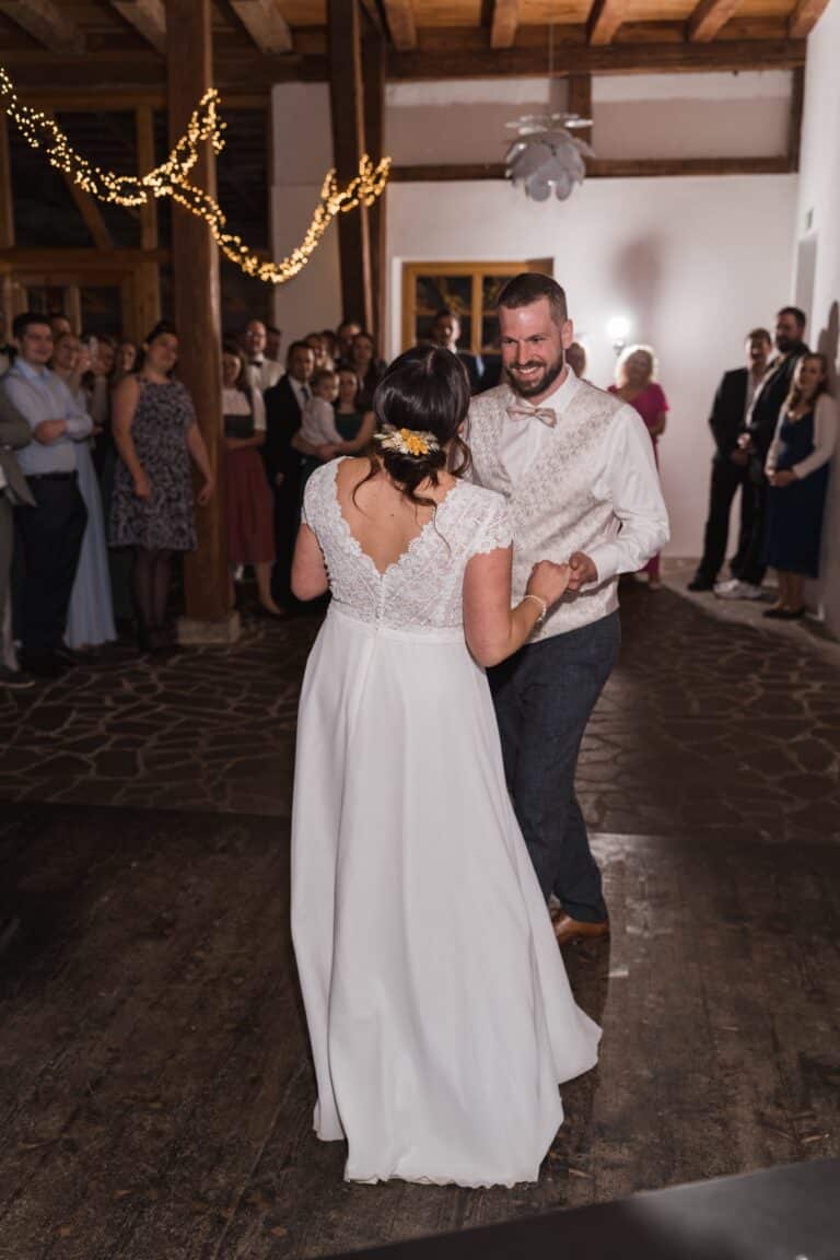 00763-florian-knusper-hochzeitsfotograf-wuerzburg-brautpaar-beim-tanz-Winzerhof Stahl