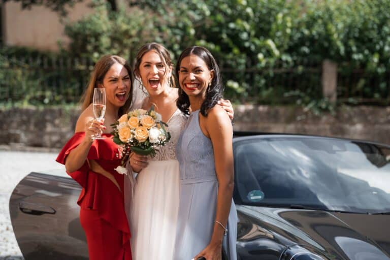 00768-florian-knusper-hochzeitsfotograf-wuerzburg-braut-mit-freundinnen