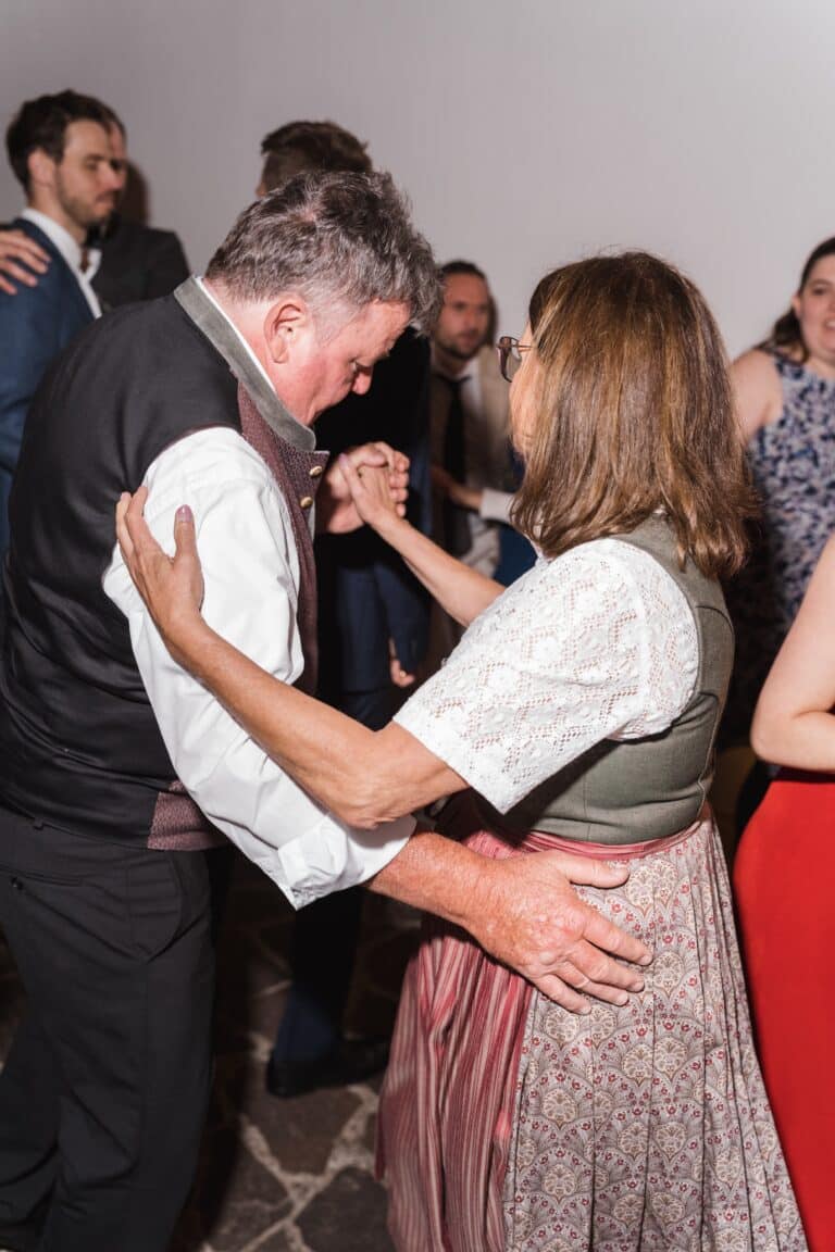 00776-florian-knusper-hochzeitsfotograf-wuerzburg-tanzendes-paar-auf-hochzeit-Winzerhof Stahl