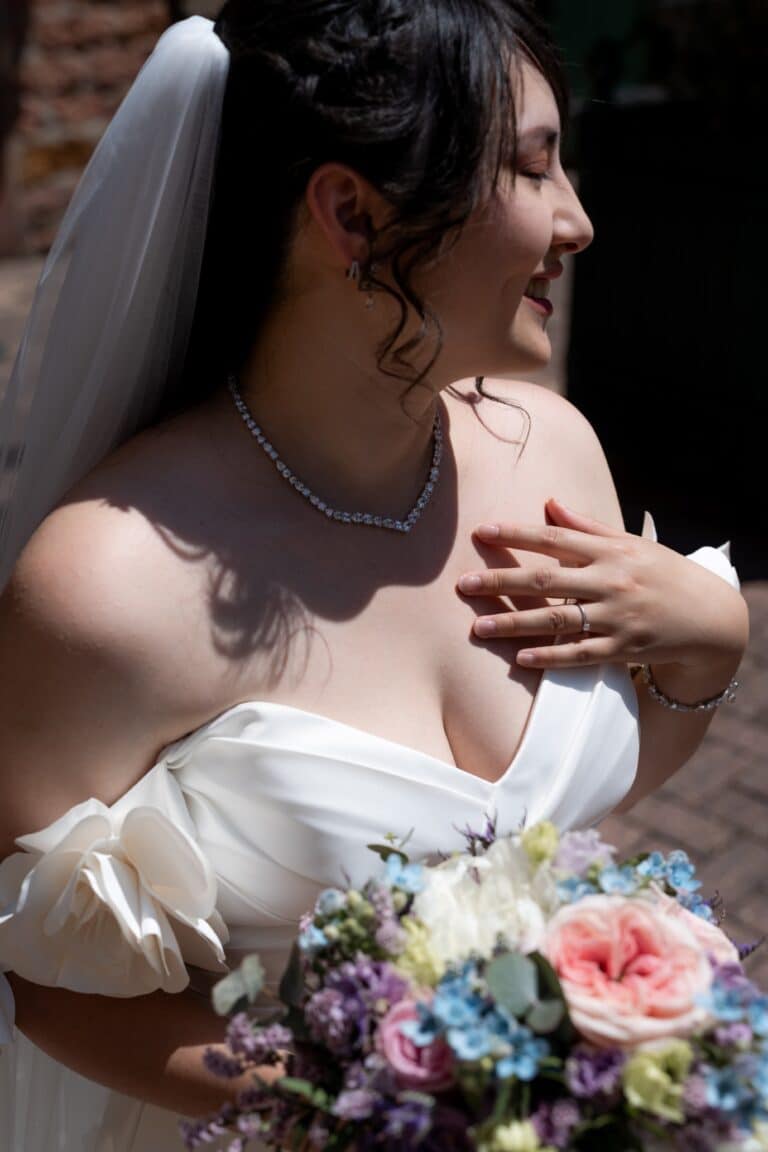 00779-florian-knusper-hochzeitsfotograf-wuerzburg-braut-mit-blumenstrauss-hofgut hünnersdorf