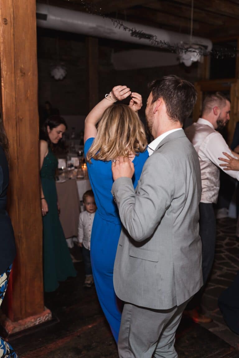 00781-florian-knusper-hochzeitsfotograf-wuerzburg-tanzende-gaeste-Winzerhof Stahl