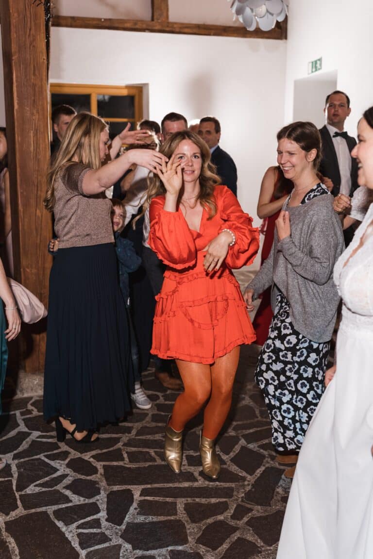 00785-florian-knusper-hochzeitsfotograf-wuerzburg-tanzende-gaeste-im-saal-Winzerhof Stahl