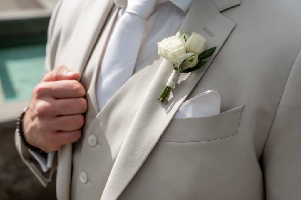 Anzug mit weißer Rose im Knopfloch