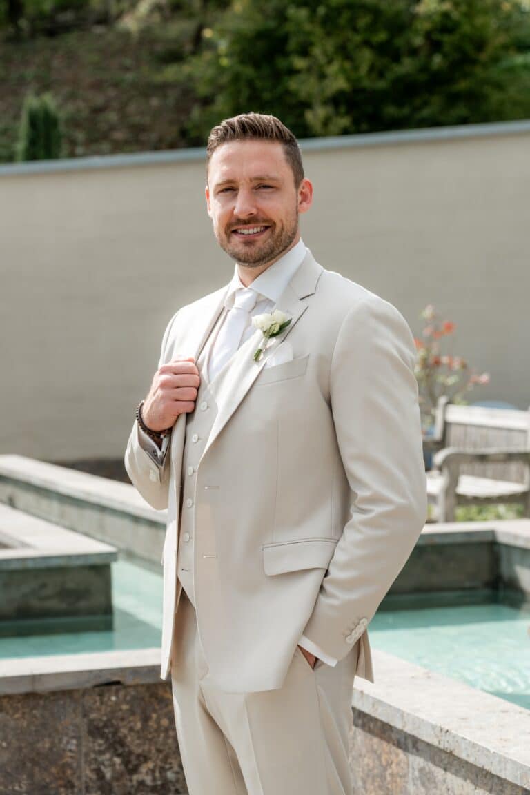 00789-florian-knusper-hochzeitsfotograf-wuerzburg-anzugtraeger-vor-brunnen-Villa Oriental