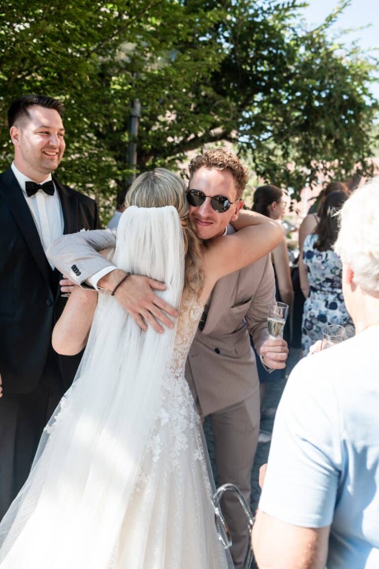 00789-florian-knusper-hochzeitsfotograf-wuerzburg-brautpaar-mit-gaesten-Kloster Bronnbach