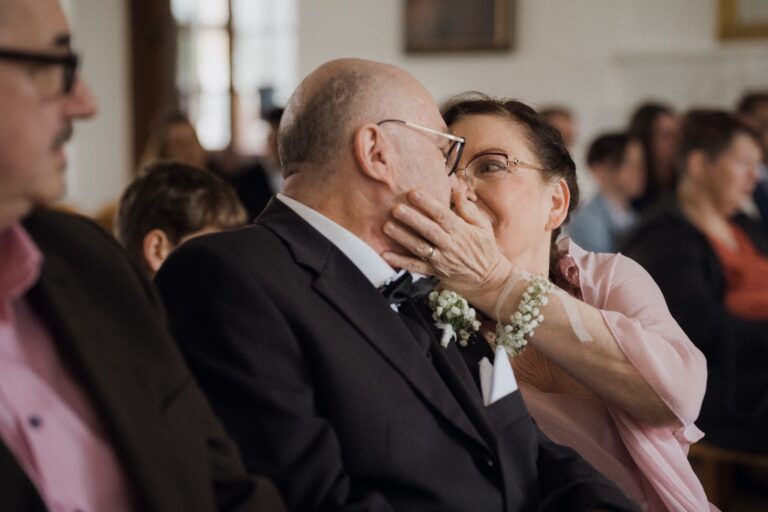 00798-florian-knusper-hochzeitsfotograf-wuerzburg-gaeste-in-feierlicher-umgebung-Schloss Oberschwarzach