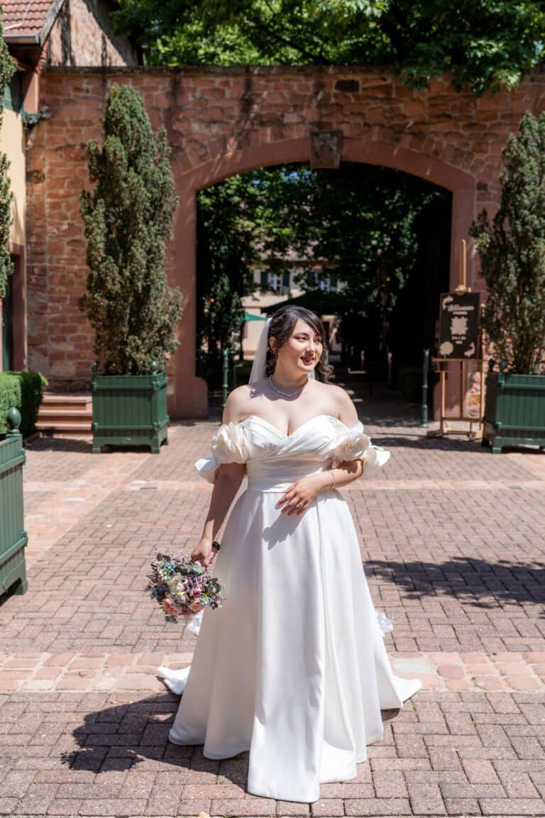 00802-florian-knusper-hochzeitsfotograf-wuerzburg-braut-im-gartenweg-hofgut hünnersdorf