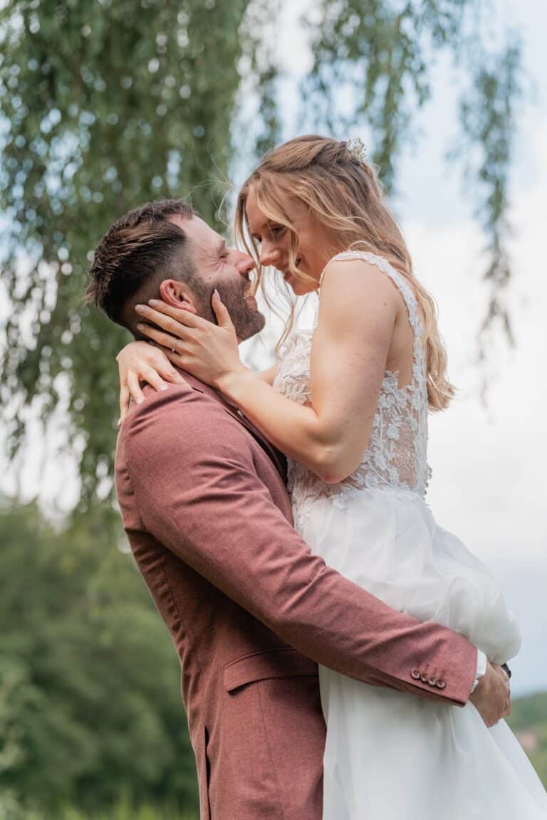 00807-florian-knusper-hochzeitsfotograf-wuerzburg-brautpaar-im-garten-Das Retz