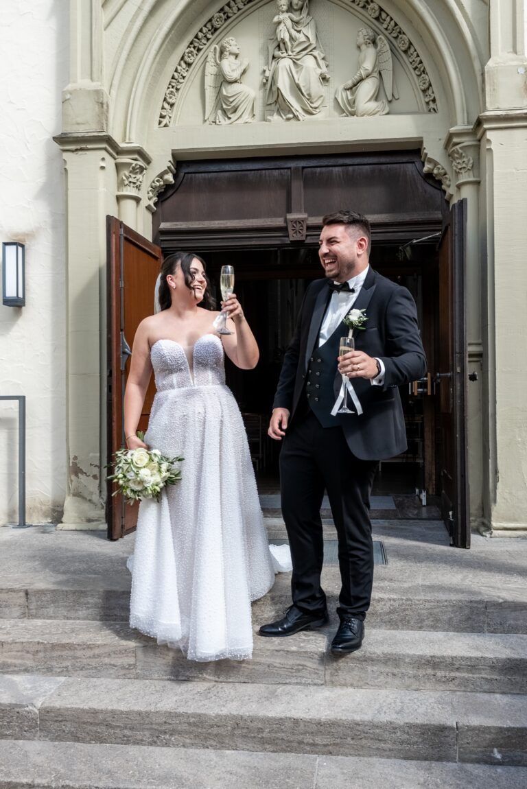 00807-florian-knusper-hochzeitsfotograf-wuerzburg-brautpaar-vor-kircheneingang-villa-oriental