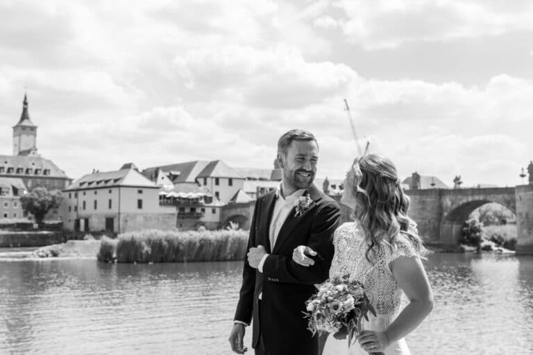 00808-2-florian-knusper-hochzeitsfotograf-wuerzburg-brautpaar-am-fluss-Schlosshotel Steinburg Wuerzburg