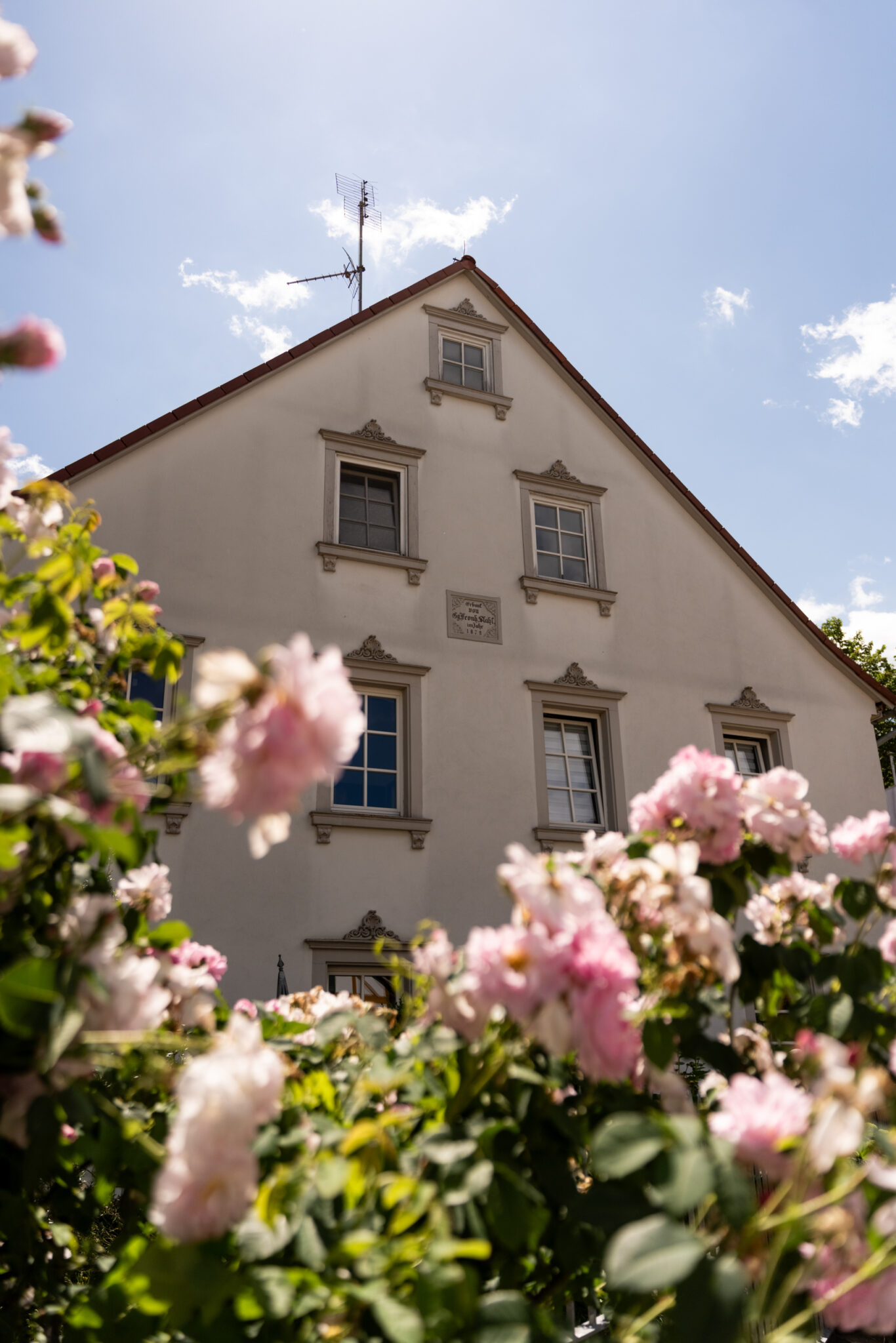Hochzeitslocation im Rosengarten vor historischem Haus