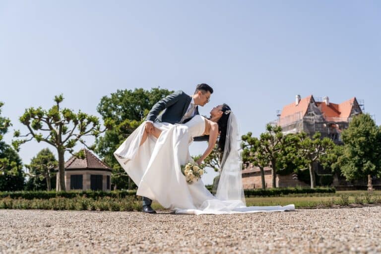 00825-florian-knusper-hochzeitsfotograf-wuerzburg-brautpaar-im-schlossgarten-Hotel Schindlerhof Nuernberg