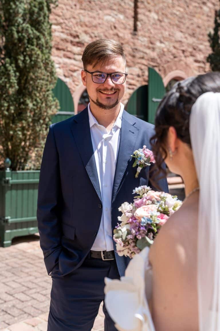 00829-florian-knusper-hochzeitsfotograf-wuerzburg-brautpaar-im-garten-hofgut hünnersdorf