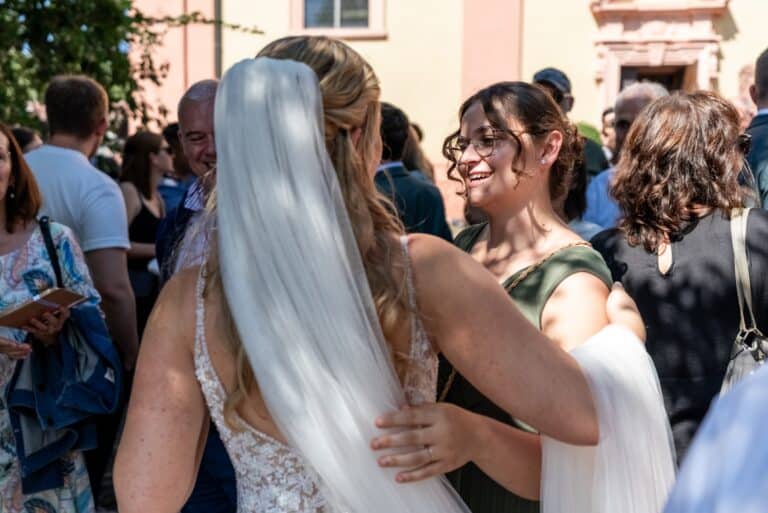 00841-florian-knusper-hochzeitsfotograf-wuerzburg-brautpaar-und-gaeste-Kloster Bronnbach
