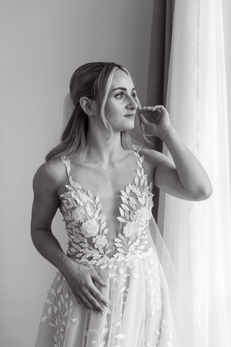 00846-2-florian-knusper-hochzeitsfotograf-wuerzburg-braut-am-fenster-villa-oriental