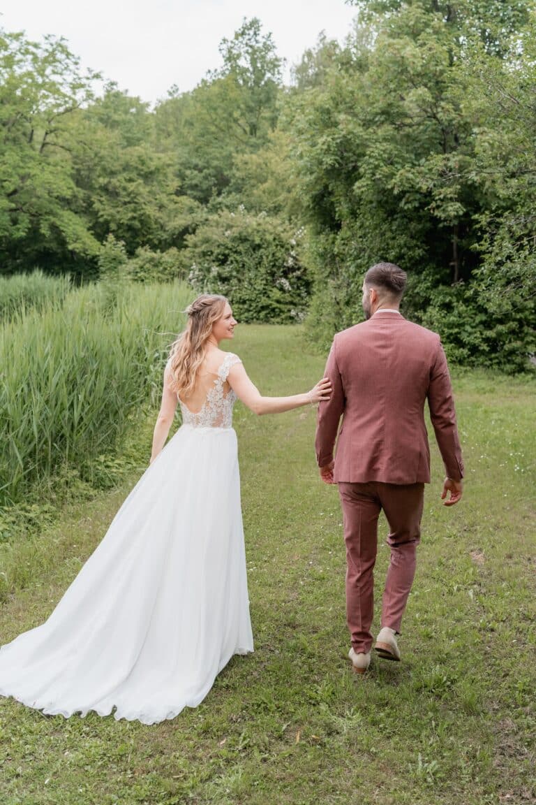 00850-florian-knusper-hochzeitsfotograf-wuerzburg-brautpaar-im-garten-Das Retz