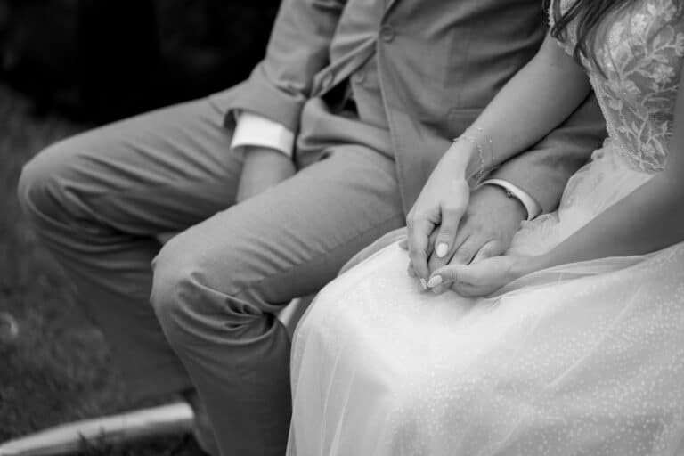 00852-2-florian-knusper-hochzeitsfotograf-wuerzburg-brautpaar-haende-halten-Hotel Freihof Prichsenstadt