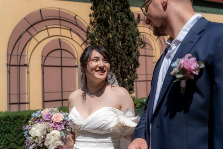 00859-florian-knusper-hochzeitsfotograf-wuerzburg-brautpaar-vor-mauer-hofgut hünnersdorf