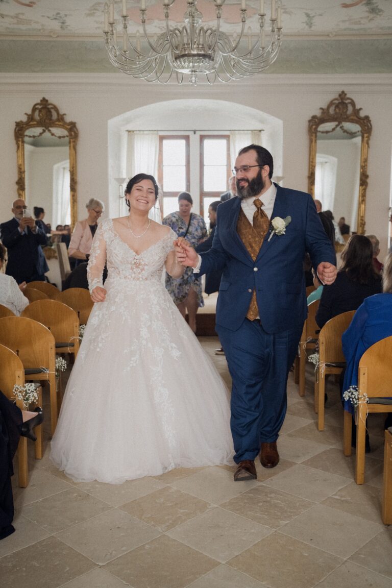 00860-florian-knusper-hochzeitsfotograf-wuerzburg-brautpaar-im-festsaal-Schloss Oberschwarzach