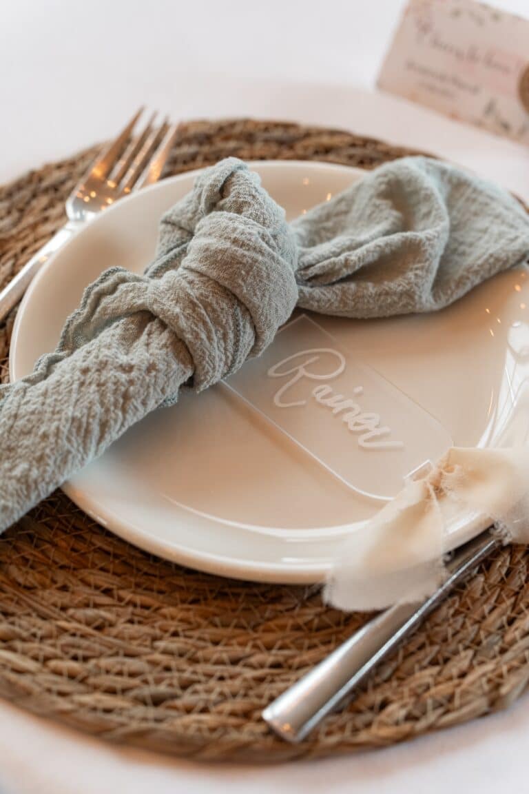 00869-florian-knusper-hochzeitsfotograf-wuerzburg-geschirr-mit-serviette-villa-oriental