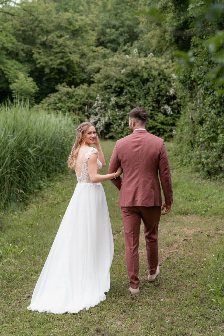 00871-florian-knusper-hochzeitsfotograf-wuerzburg-brautpaar-im-garten-Das Retz