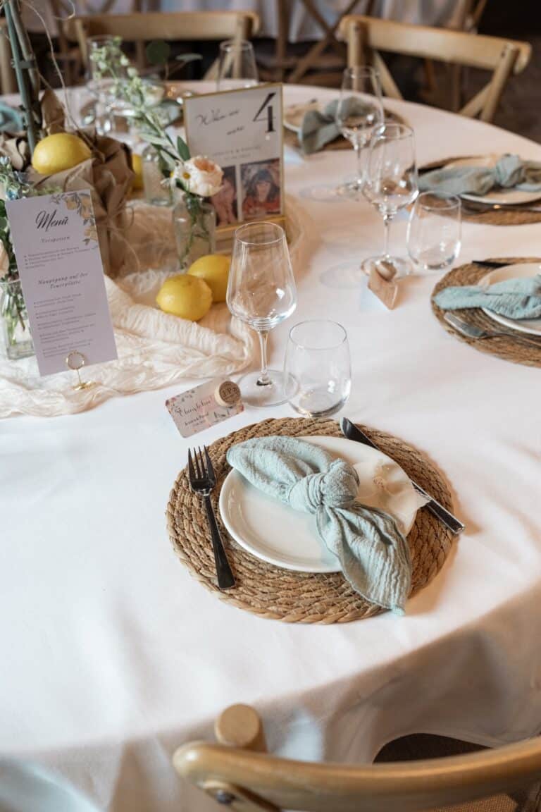 00879-florian-knusper-hochzeitsfotograf-wuerzburg-hochzeitstisch-mit-deko-villa-oriental