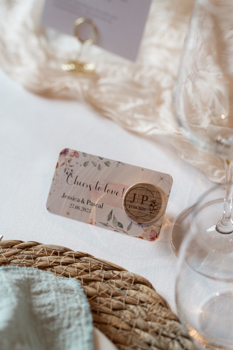 00881-florian-knusper-hochzeitsfotograf-wuerzburg-tischdekoration-mit-platzkarte-villa-oriental