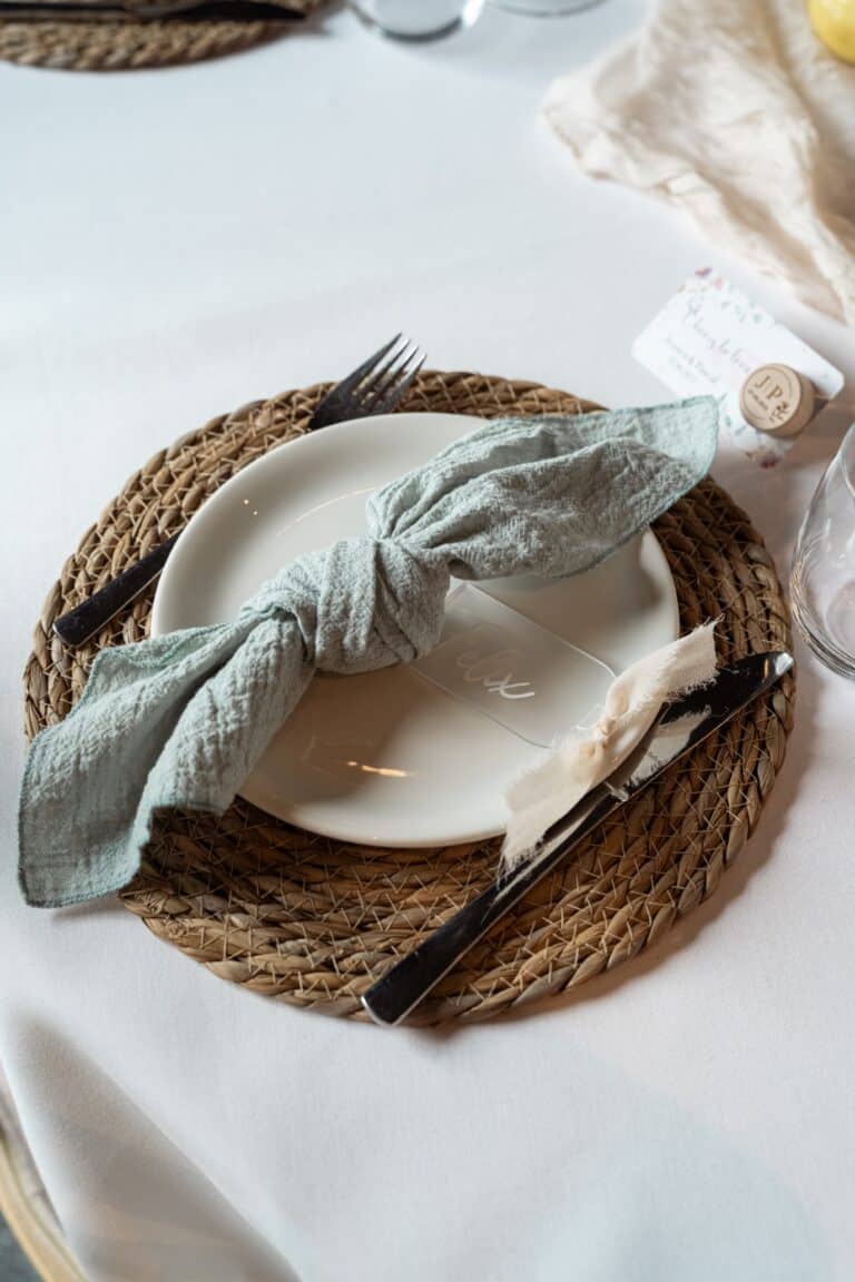 00884-florian-knusper-hochzeitsfotograf-wuerzburg-tischdeko-mit-serviette-villa-oriental