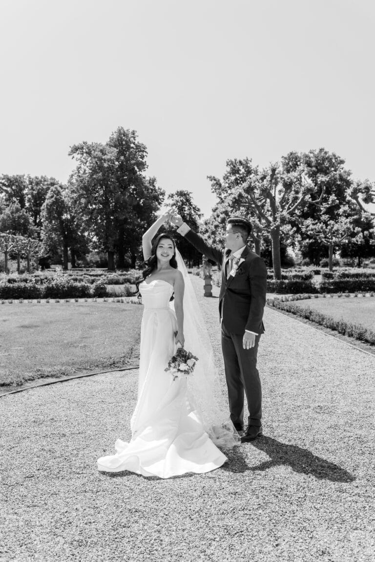 00893-2-florian-knusper-hochzeitsfotograf-wuerzburg-brautpaar-im-garten-Hotel Schindlerhof Nuernberg