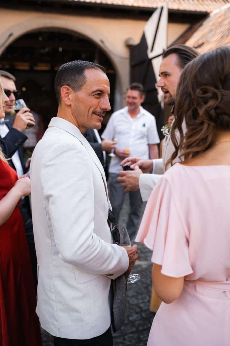 00896-florian-knusper-hochzeitsfotograf-wuerzburg-gruppe-von-gaesten