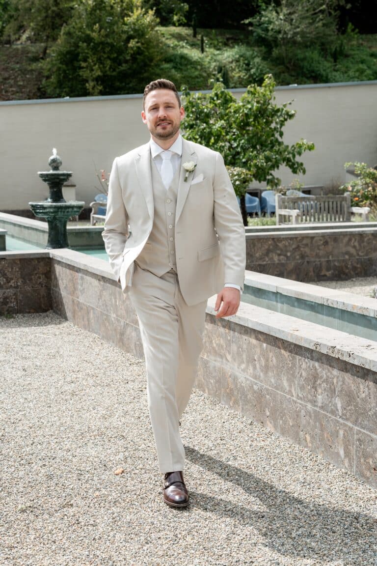 00899-florian-knusper-hochzeitsfotograf-wuerzburg-mann-im-garten-Villa Oriental