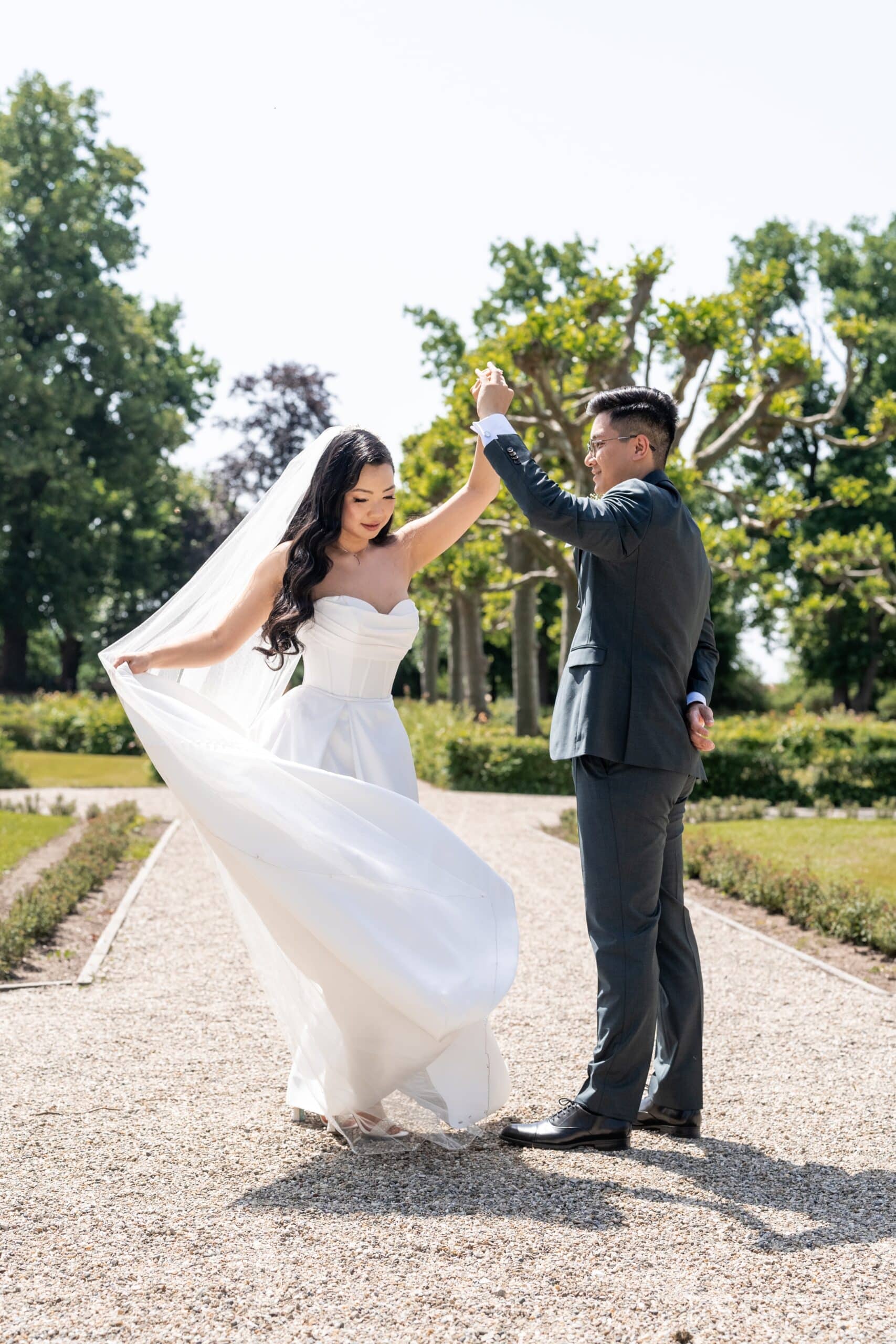 Tanzendes Brautpaar im Garten.