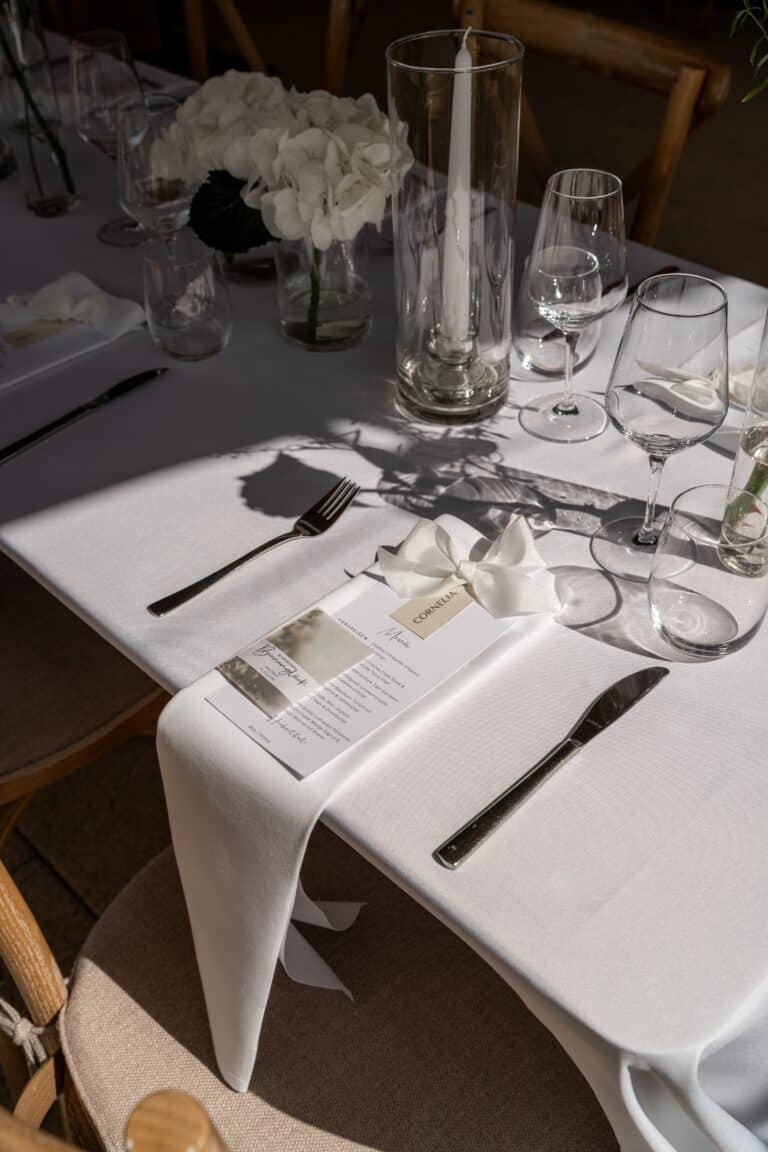 00915-florian-knusper-hochzeitsfotograf-wuerzburg-hochzeitstisch-mit-dekoration-Villa Oriental