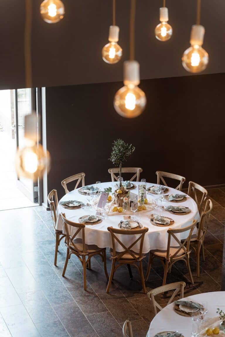 00919-florian-knusper-hochzeitsfotograf-wuerzburg-runder-tisch-mit-deko-villa-oriental