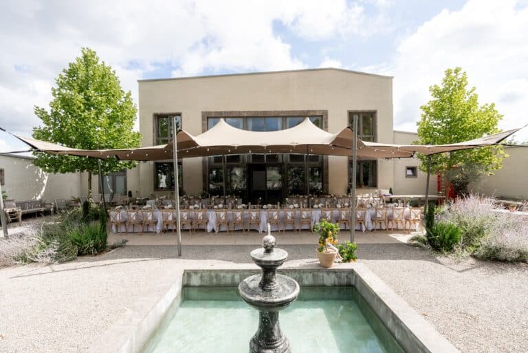 00920-florian-knusper-hochzeitsfotograf-wuerzburg-aussenbereich-mit-festzelt-Villa Oriental