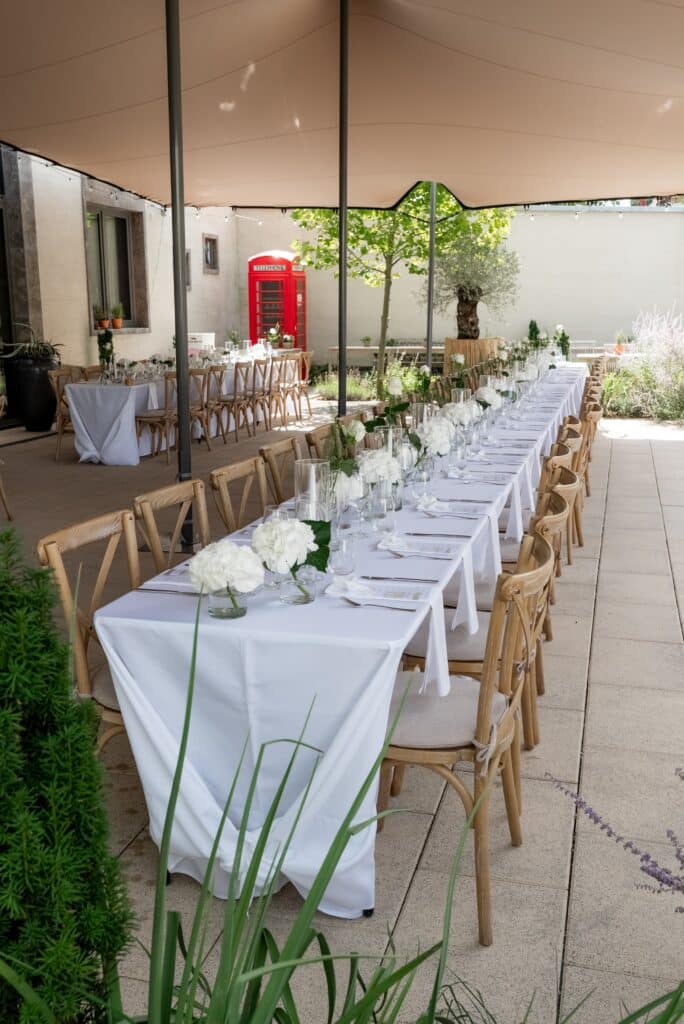 Elegante Hochzeitstafel im Garten unter Pavillon