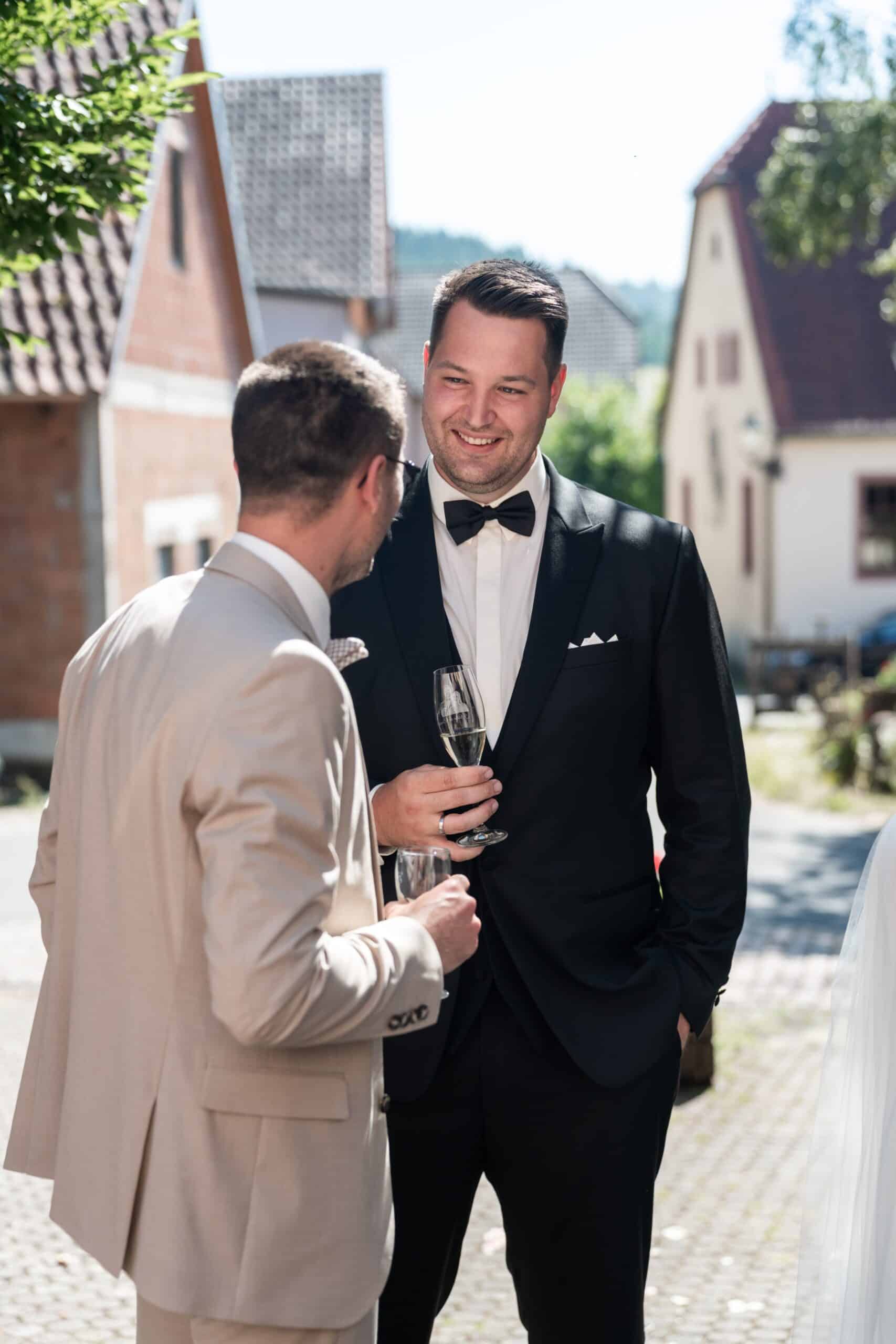 Hochzeitsgäste im Gespräch im Freien