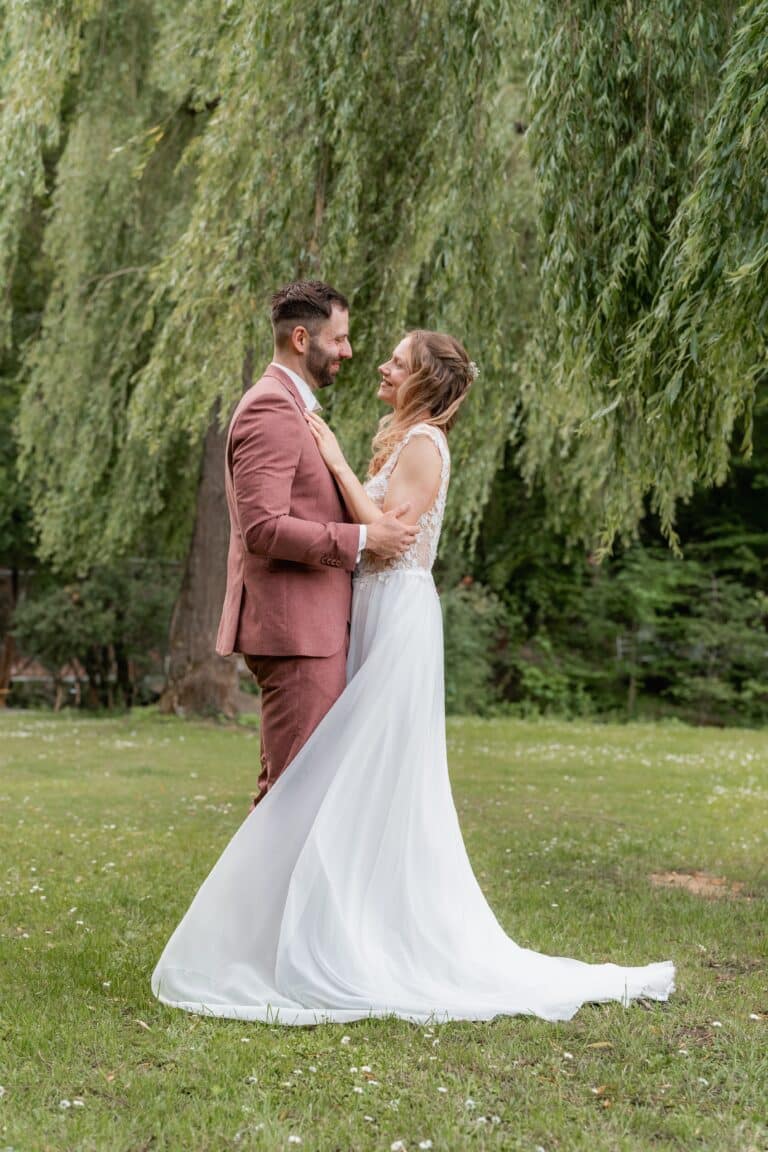 00928-florian-knusper-hochzeitsfotograf-wuerzburg-brautpaar-im-garten-Das Retz