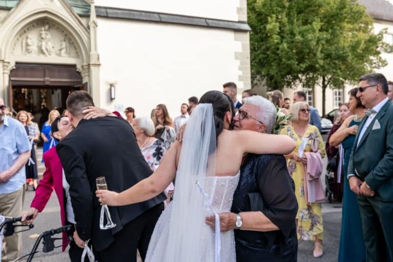 00928-florian-knusper-hochzeitsfotograf-wuerzburg-kirchenausgang-mit-gaesten-villa-oriental