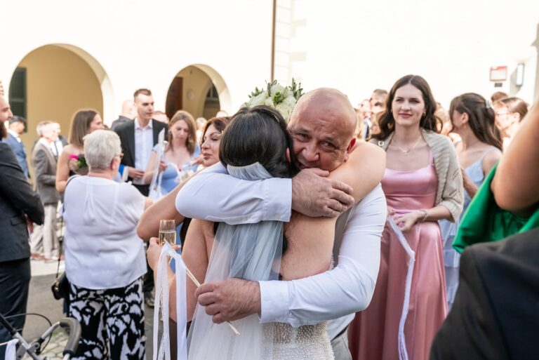 00962-florian-knusper-hochzeitsfotograf-wuerzburg-gruppe-von-gaesten-villa-oriental