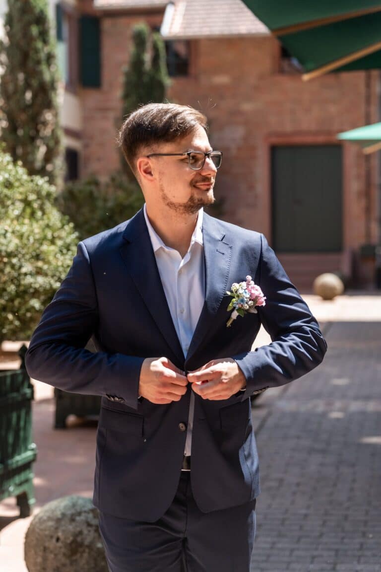 00978-florian-knusper-hochzeitsfotograf-wuerzburg-gast-im-festlichen-anzug-hofgut hünnersdorf